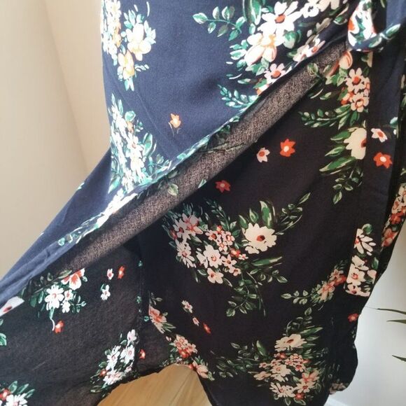 Wrap around Flower skirt/Size Medium - Picture 6 of 9